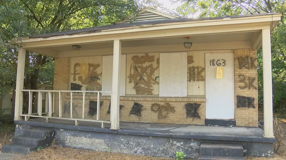 Steve-O Buys Ugly Houses